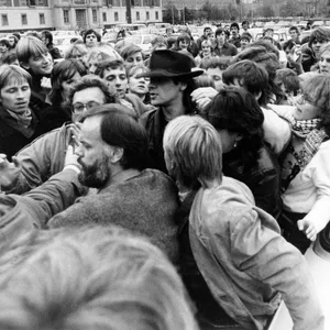Udo Lindenberg wird bei seiner Ankunft vor dem Palast der Republik von Fans umringt. (Archivbild)