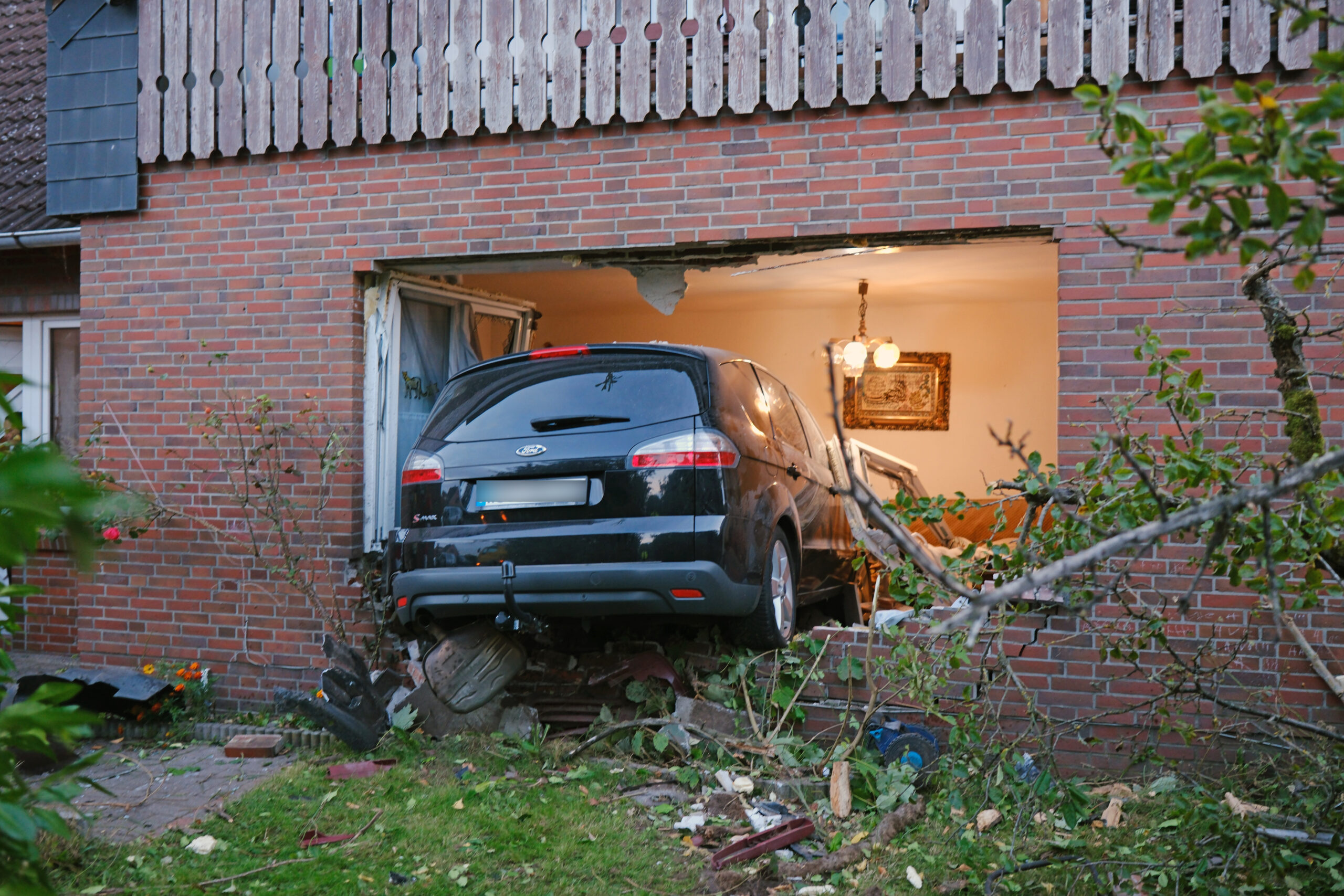 Schwerer Unfall in Wiefelstede: Ein 59-Jähriger ist mit seinem Wagen in ein Wohnhaus gefahren.