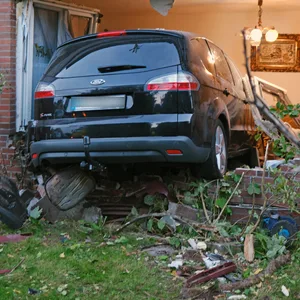 Schwerer Unfall in Wiefelstede: Ein 59-Jähriger ist mit seinem Wagen in ein Wohnhaus gefahren.