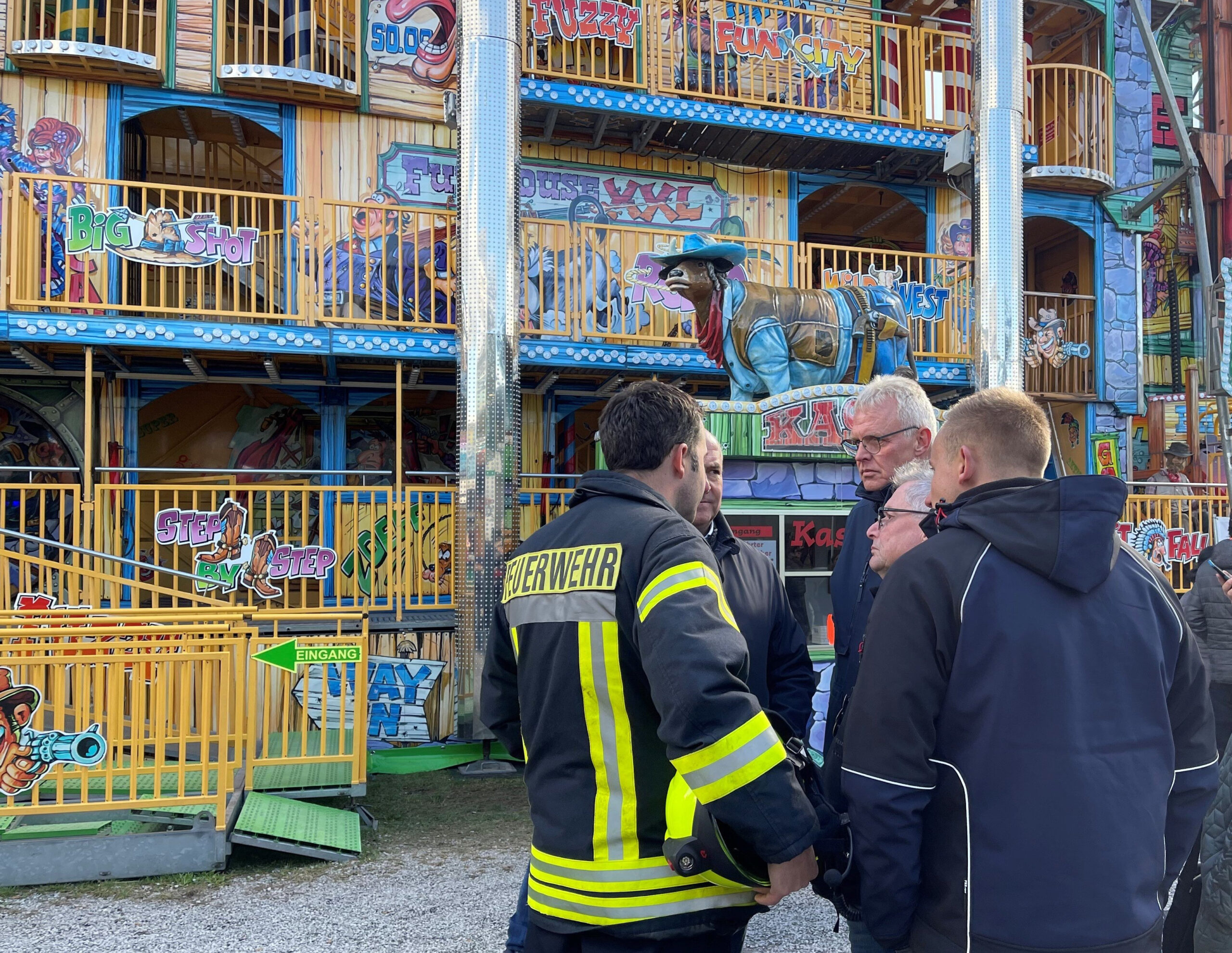 Feuerwehr und Polizei vor der Attraktion „Fuzzy's Lachsaloon“ auf dem Pollhansmarkt in Schloß Holte-Stukenbrock.