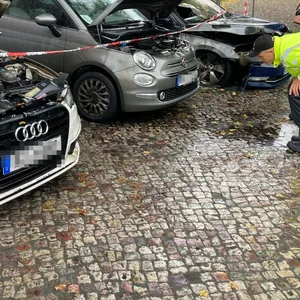 Brandermittler des LKA 45 begutachten die Schäden an den drei Fahrzeugen.