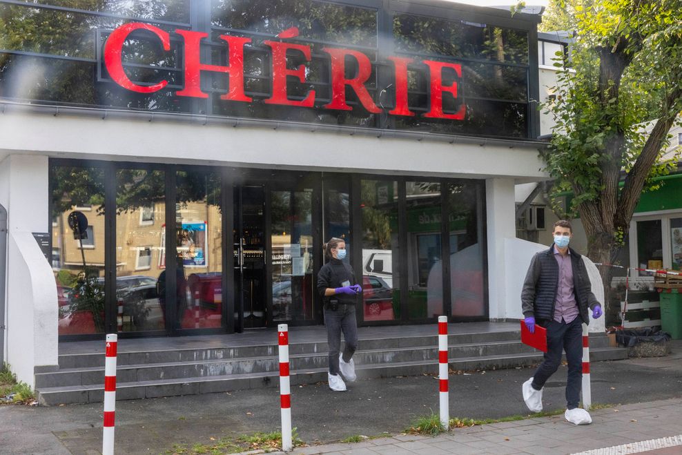 Kripo-Ermittler kommen aus der Shisha-Bar.