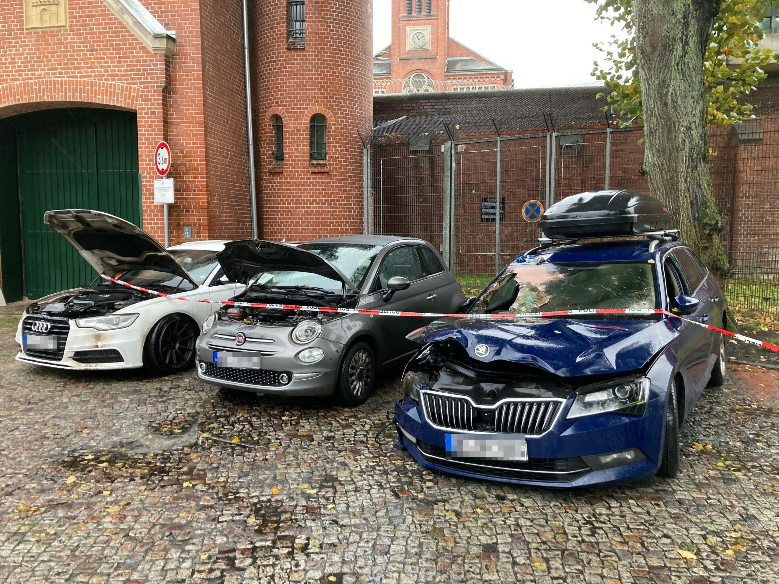 Ein Audi, ein Fiat und ein Soda vor der JVA Fuhlsbüttel. Sie waren in Brand gesteckt worden.
