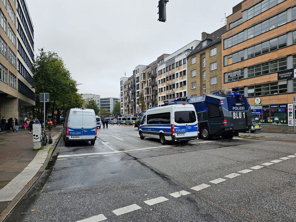 Ein Wasserwerfer der Polizei fährt in Richtung Steindamm.