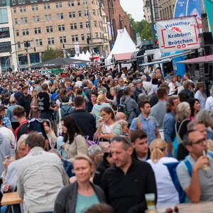 Zahlreiche Besucher sind auf dem Jungfernstieg zwischen verschiedenen Ständen unterwegs.