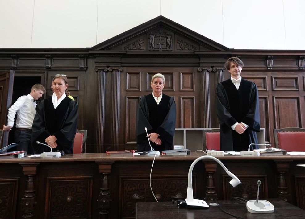 Jessica Koerner (M), Vorsitzende Richterin am Landgericht Hamburg, und weitere Prozessbeteiligte stehen vor Beginn des Sicherungsverfahrens wegen Totschlags im Gerichtssaal im Strafjustizgebäude.