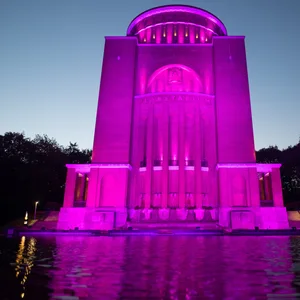 Das Hamburger Planetarium wird im Rahmen einer bundesweiten Aktion zum Weltmädchentag mit pinkfarbenem Licht angestrahlt (Archivbild von 2021).