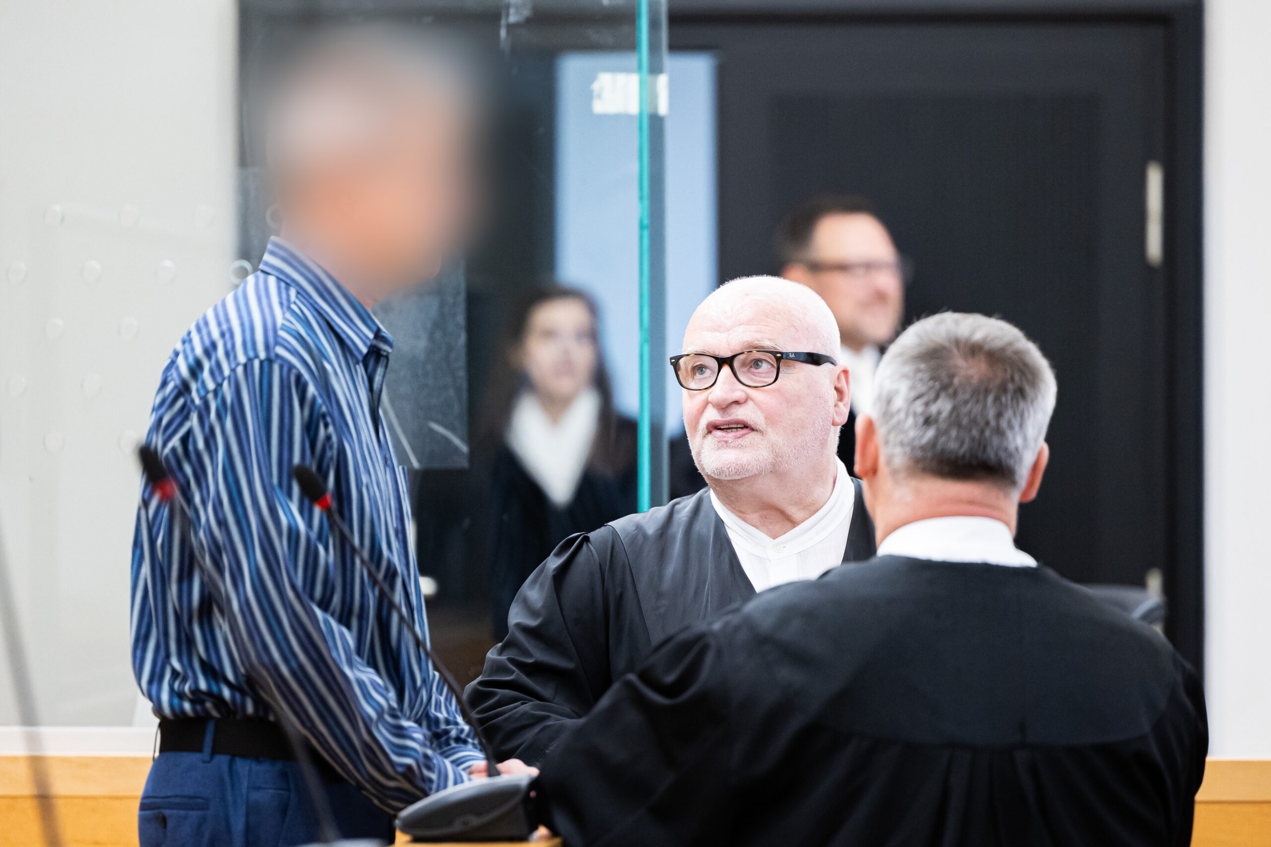 Der Angeklagte steht vor Prozessbeginn in einem Gerichtssaal im Landgericht Hannover. (Archivbild)