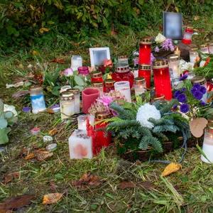 Kerzen am Fundort des Toten