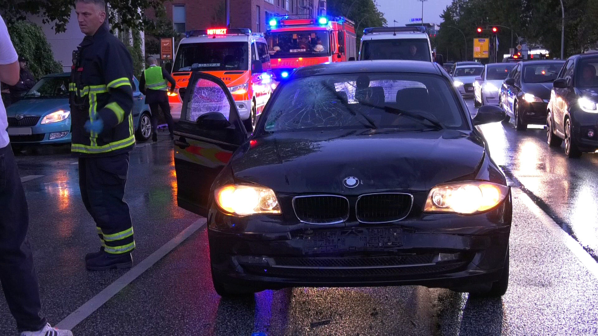 Ein dunkler BMW mit deutlichen Unfallspuren: In diesem Wagen verunglückte der vierjährige Junge.