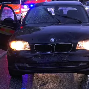 Ein dunkler BMW mit deutlichen Unfallspuren: In diesem Wagen verunglückte der vierjährige Junge.