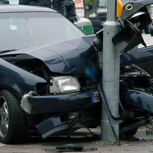 Das Auto stieß frontal gegen eine Ampel (Symbolfoto).