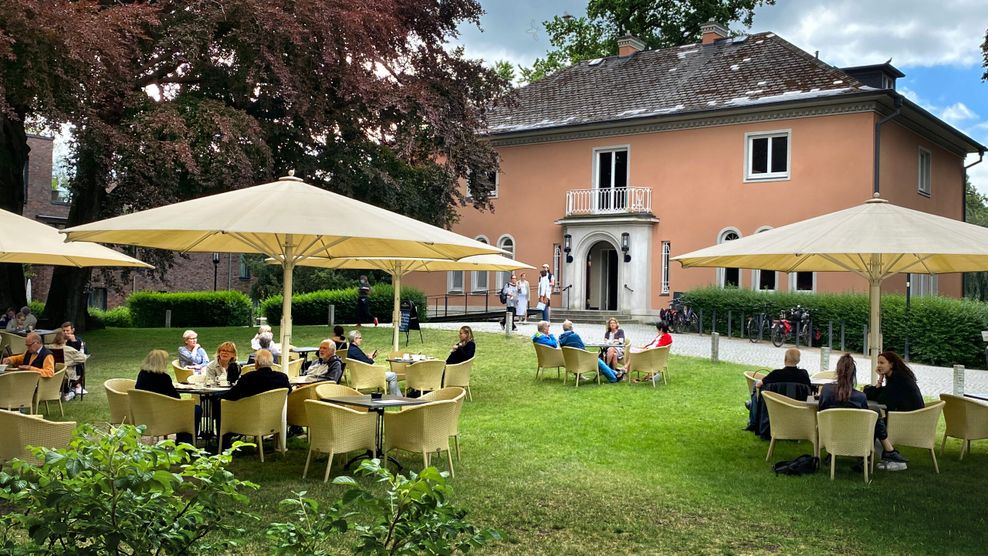 „Die Villa“ in Volksdorf: Das Wiener Kaffeehaus liegt in denkmalgeschützten Räumlichkeiten.