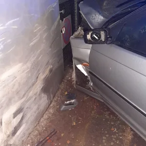 Der BMW hat nach der Kollision mit der Hauswand nur noch Schrottwert.