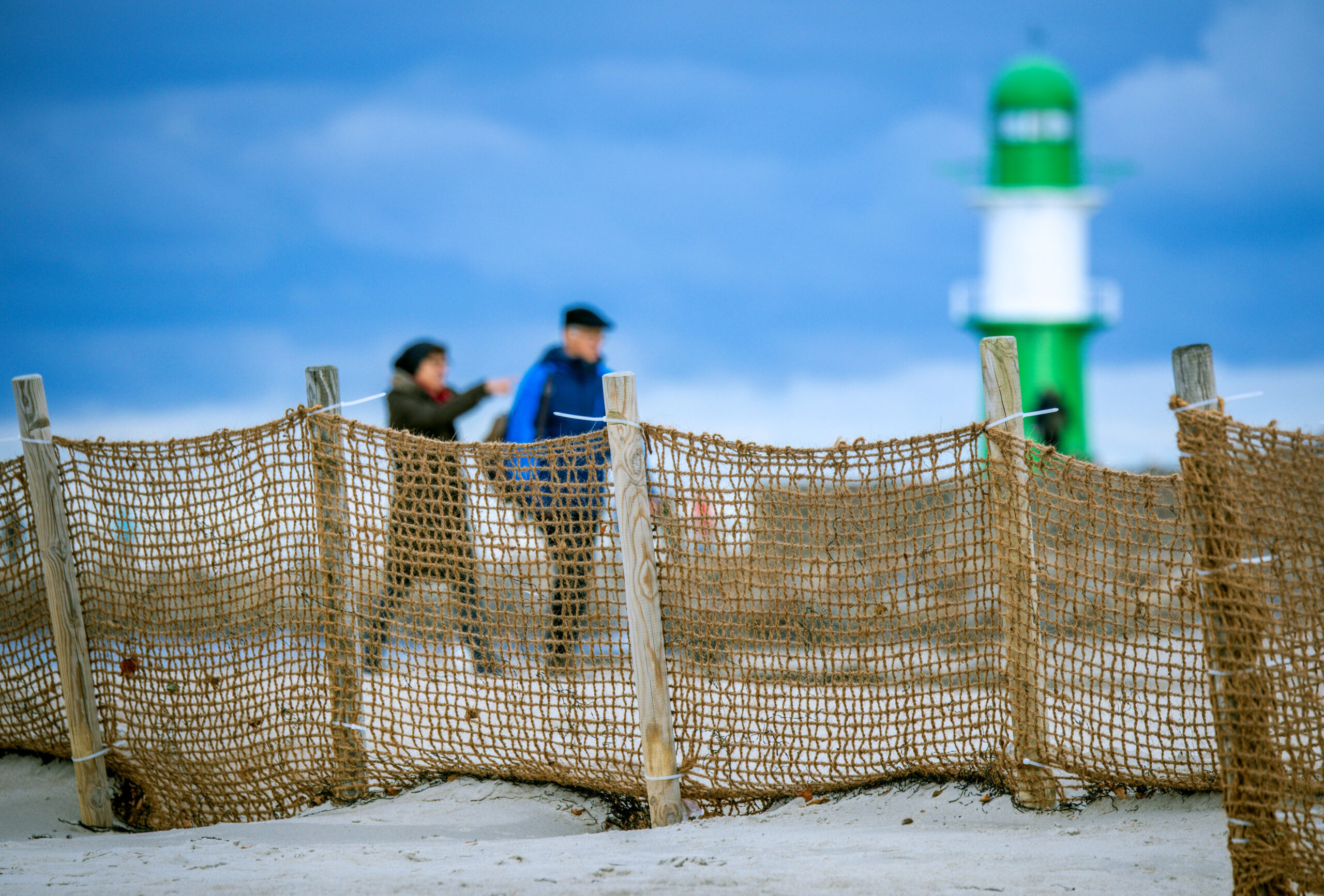 Die Kokoszäune in Warnemünde sollen bei starkem Westwind das Abtragen von Strandsand vermeiden.