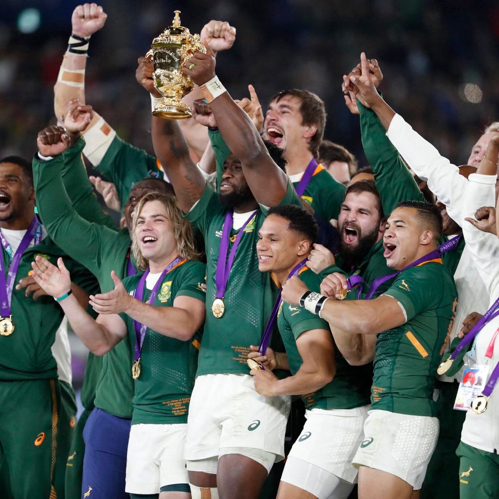 Südafrikas Kapitän Siya Kolisi stemmt 2019 den WM-Pokal in die Höhe