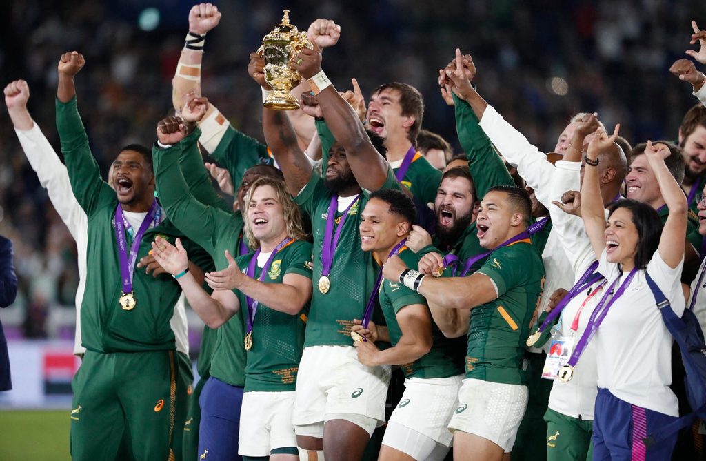 Südafrikas Kapitän Siya Kolisi stemmt 2019 den WM-Pokal in die Höhe