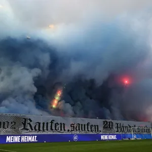 Eine Tribüne im Pyro-Rauch verhüllt