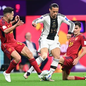 Leroy Sane im Zweikampf gegen Pedri und Jordi Alba.