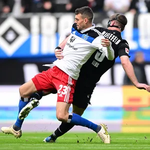 Jonas Meffert im Zweikampf mit Fabian Klos