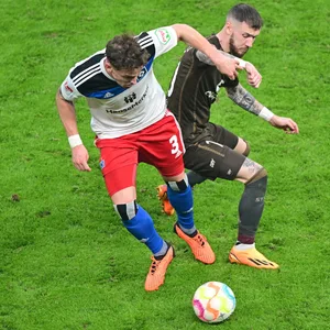 Moritz Heyer vom HSV und St. Paulis Marcel Hartel beim letzten Stadtderby