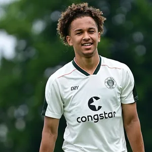 Eric da Silva Moreira mit einem Wasserkasten in jeder Hand.