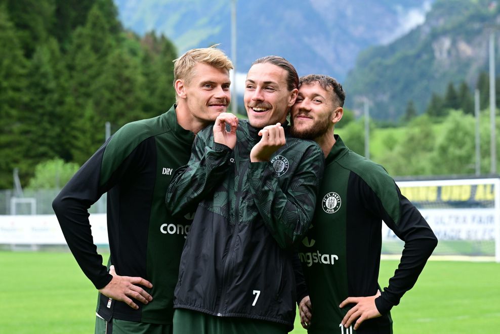 Marcel Hartel, Jackson Irvine und Eric Smith lachen