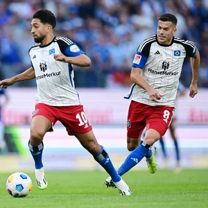 Immanuel Pherai und László Bénes auf dem Platz