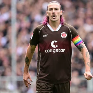 Jackson Irvine trägt stolz das St. Pauli-Trikot von DIIY.