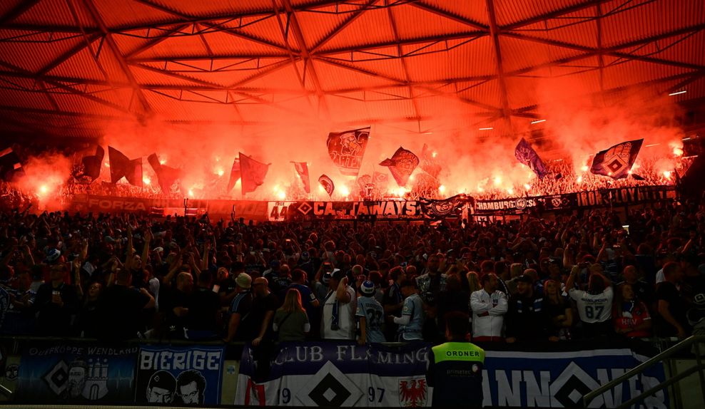 HSV-Fans zünden bengalische Feuer in Hannover