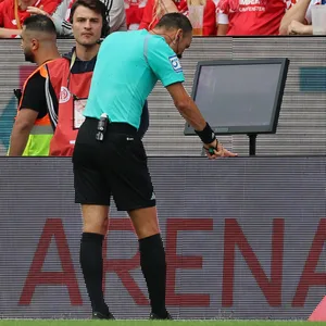 Schiedsrichter Bastian Dankert guckt auf den VAR-Bildschirm