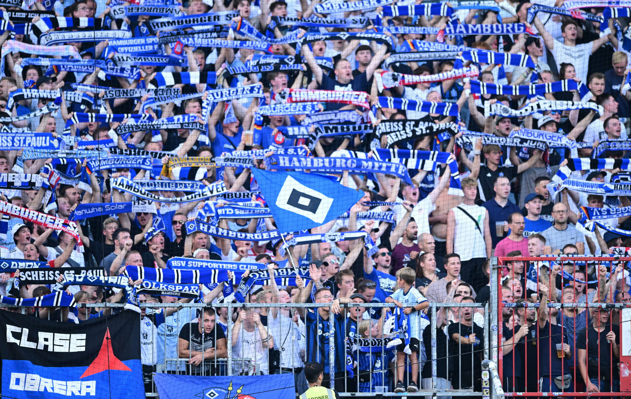 HSV-Fans bei einem Heimspiel