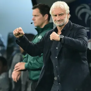 Rudi Völler jubelt an der Seitenlinie.
