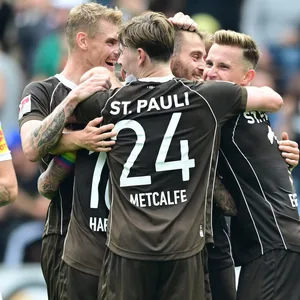 St. Pauli bejubelt ein Tor beim 5:1 gegen Holstein Kiel