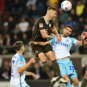 Karol Mets gewinnt ein Kopfballduell gegen Schalke