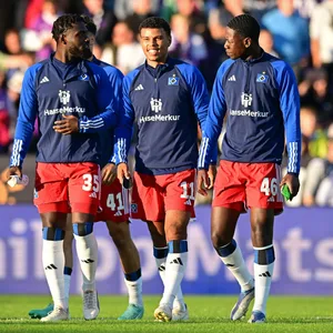 Stephan Ambrosius, Ransford Königsdoerffer und Elijah Krahn vor dem Spiel in Osnabrück