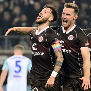 FC St. Pauli beim Sieg gegen Schalke 04