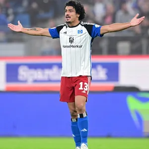 Guilherme Ramos breitet die Arme aus.