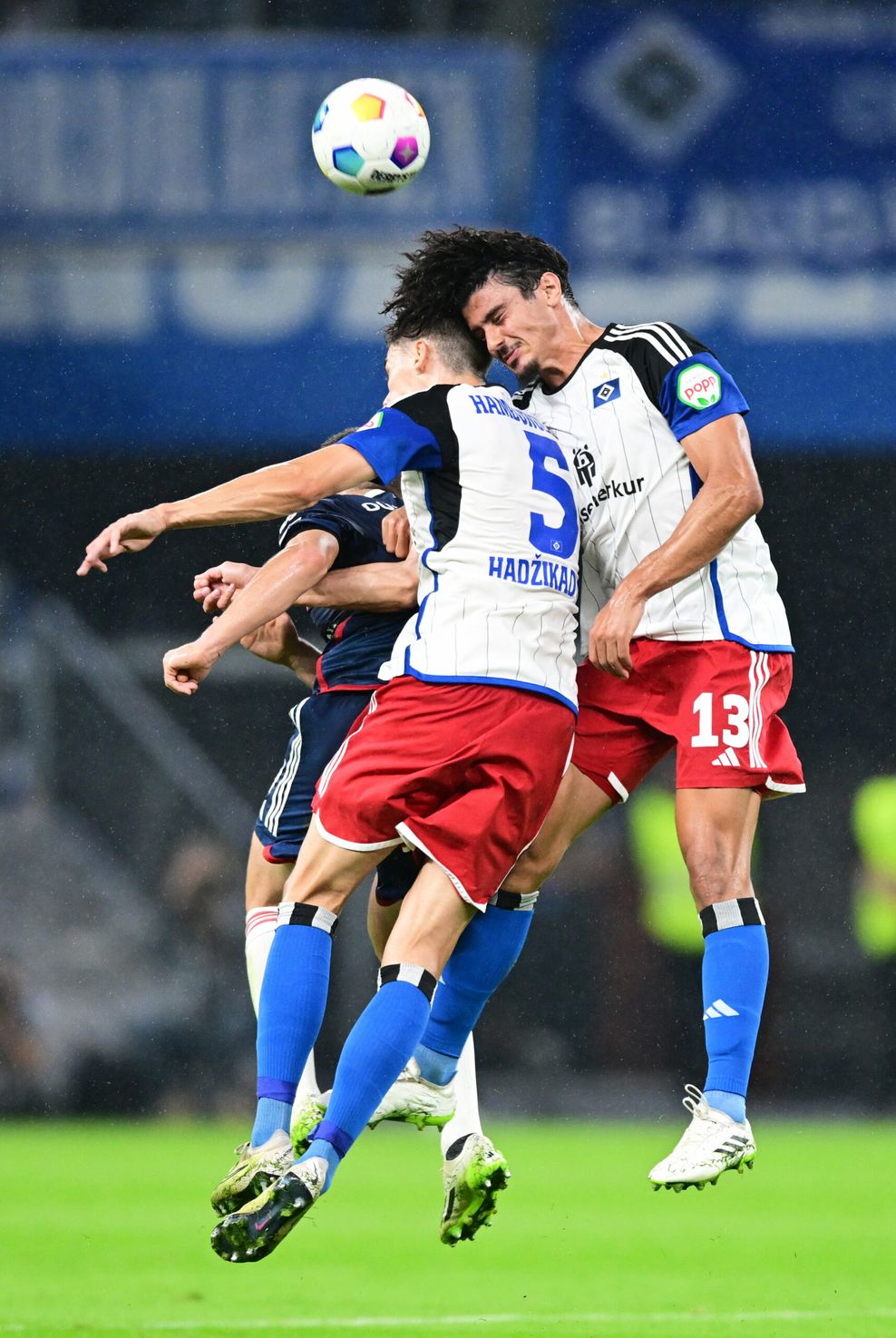 Die HSV-Innenverteidiger Guilherme Ramos und Dennis Hadzikadunic gehen gemeinsam zum Kopfball.