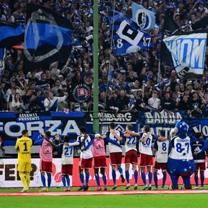 HSV-Mannschaft feiert Sieg vor der Nordtribüne im Volksparkstadion