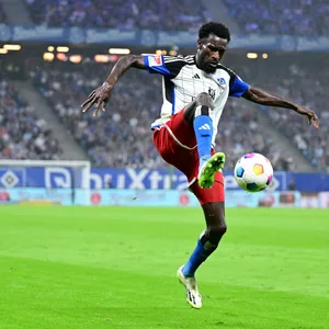 Bakery Jatta im HSV-Trikot bei Spiel im Volksparkstadion
