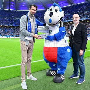 Jonas Boldt mit Maskottchen Dino Hermann und Aufsichtsratschef Michael Papenfuss.