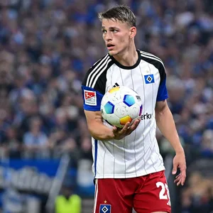 Miro Muheim im Trikot des HSV im Volksparkstadion