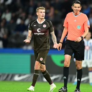 Eric Smith und Referee Deniz Aytekin beim Spiel in Berlin