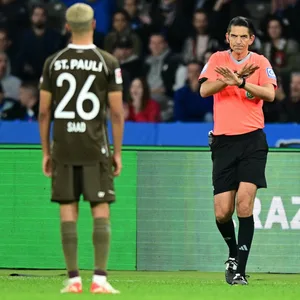 Deniz Aytekin beim St. Pauli-Spiel in Berlin