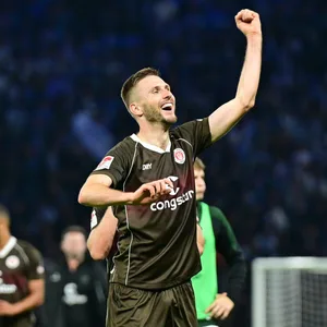 Karol Mets jubelt mit dem FC St. Pauli