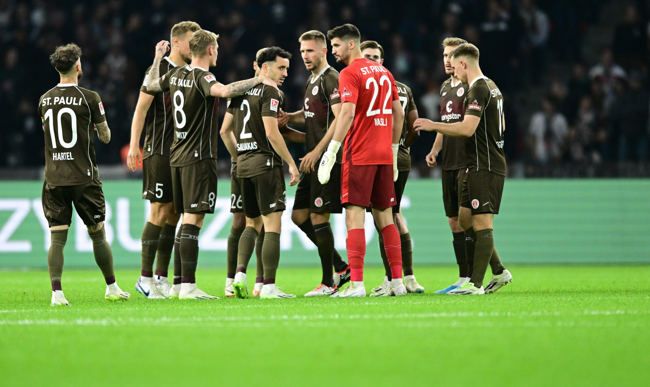 St. Pauli-Profis besprechen sich vor dem Spiel gegen Hertha