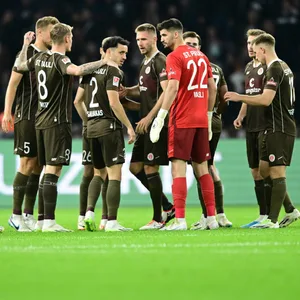 St. Pauli-Profis besprechen sich vor dem Spiel gegen Hertha