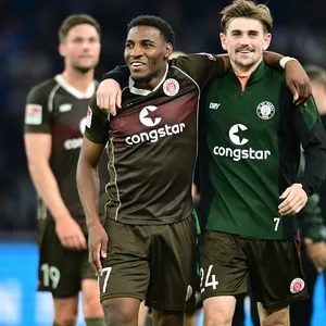 Oladapo Afolayan und Connor Metcalfe Arm in Arm nach dem Sieg in Berlin
