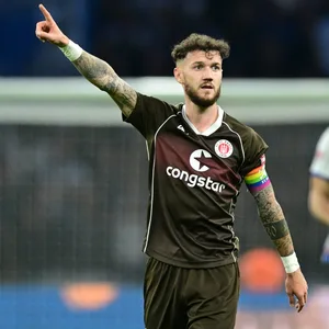 Marcel Hartel zeigt nach oben
